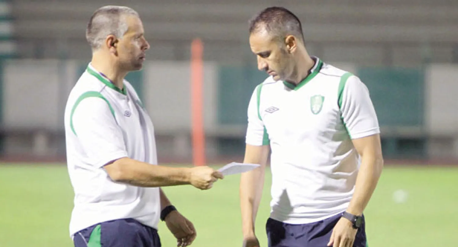 بيريرا مدرب الأهلي في نقاش مع أحد مساعديه خلال تدريبات الفريق