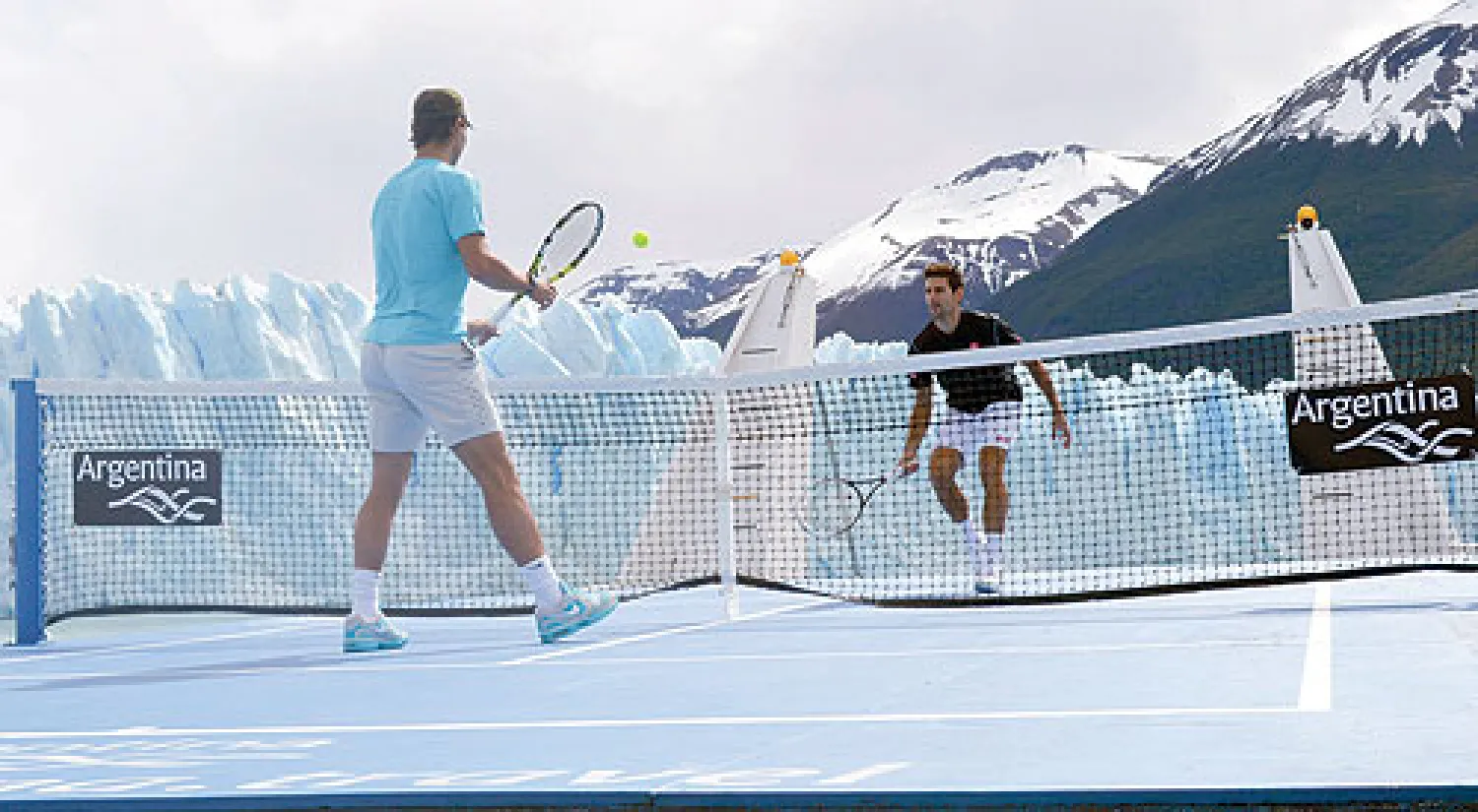 ديوكوفيتش (يمين) يتبادل الكرة مع نادال وسط الجليد (رويترز)