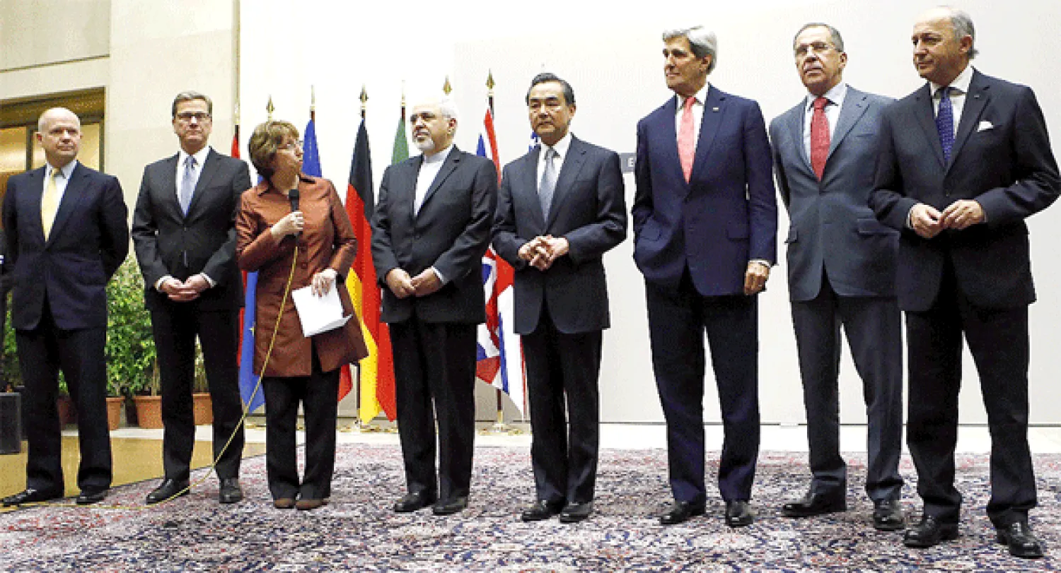 ممثلة الاتحاد الأوروبي للشؤون الخارجية كاثرين آشتون تتوسط وزراء خارجية الدول دائمة العضوية في مجلس الأمن وألمانيا وإيران لحظة الإعلان عن الاتفاق حول البرنامج النووي الإيراني (أ.ف.ب)