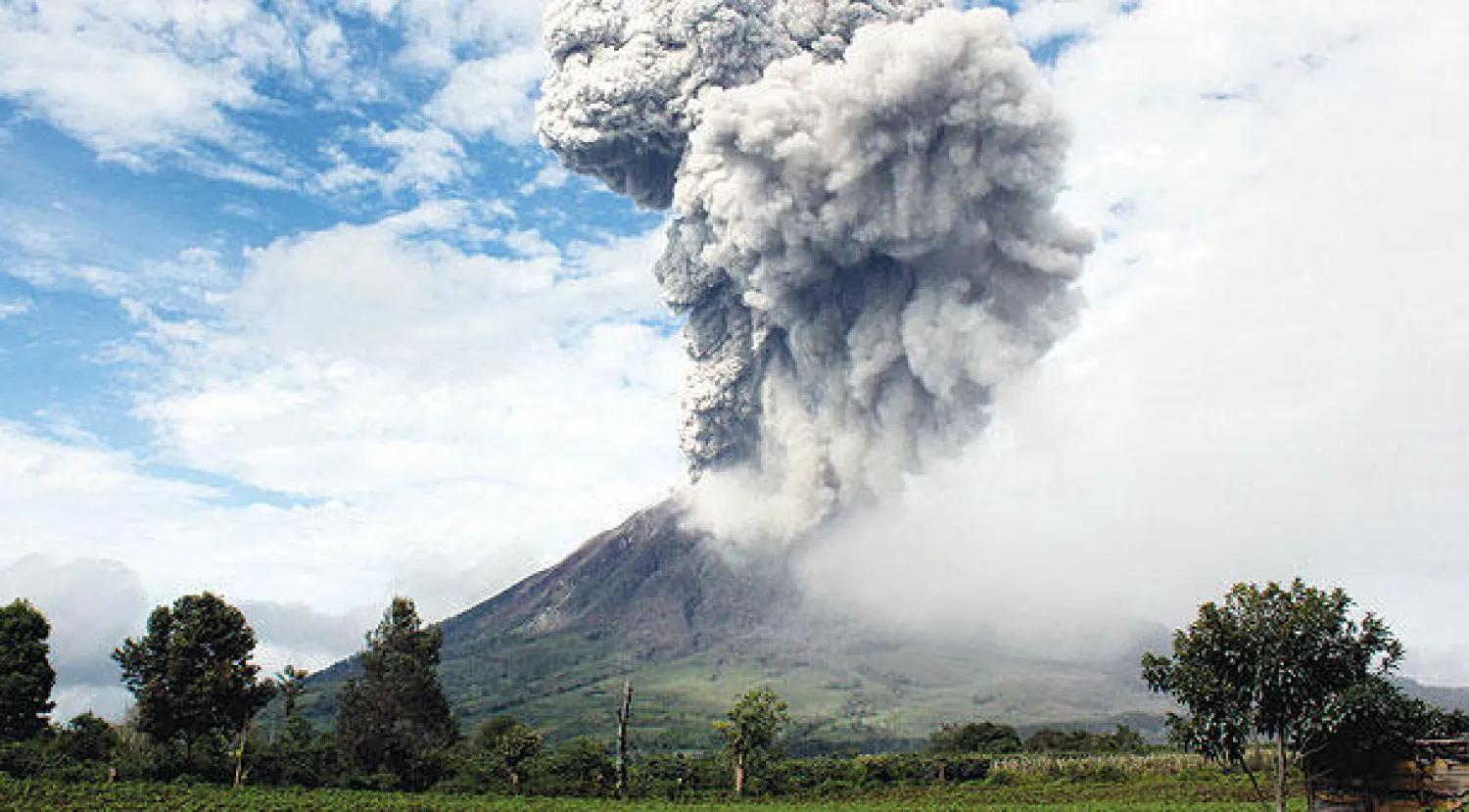 بركان سينابورغ الواقع في شمال جزيرة سومطرة (أ.ب)