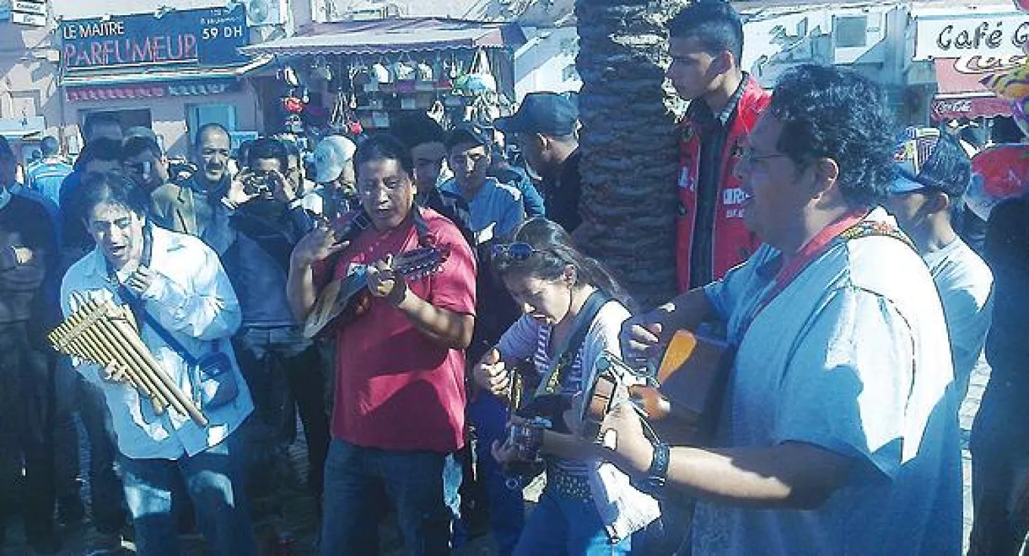 بعد تقليد المصنوعات التقليدية المغربية.. الصينيون يجربون حظهم في «جامع الفنا»