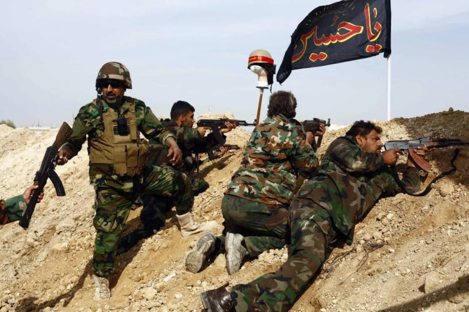 مقاتلون شيعة يخوضون معارك إلى جانب قوات الرئيس السوري بشار الأسد قرب منطقة السيدة زينب في دمشق (رويترز)