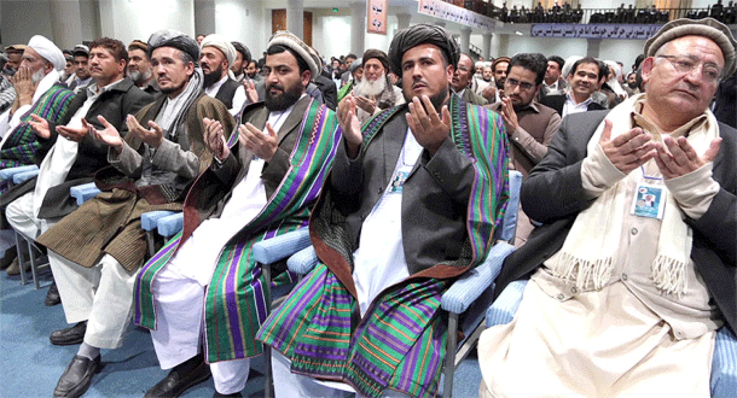 أعضاء «اللويا جيرغا» في مناقشات اليوم الأخير في العاصمة كابل أمس (رويترز)
