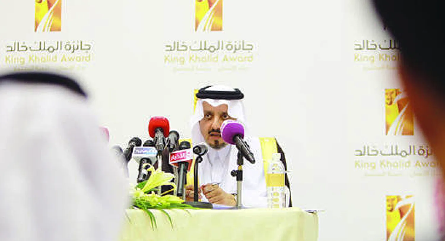 الأمير فيصل بن خالد لدى إعلانه الفائزين بجائزة الملك خالد، في الرياض اليوم (تصوير: خالد الخميس) 