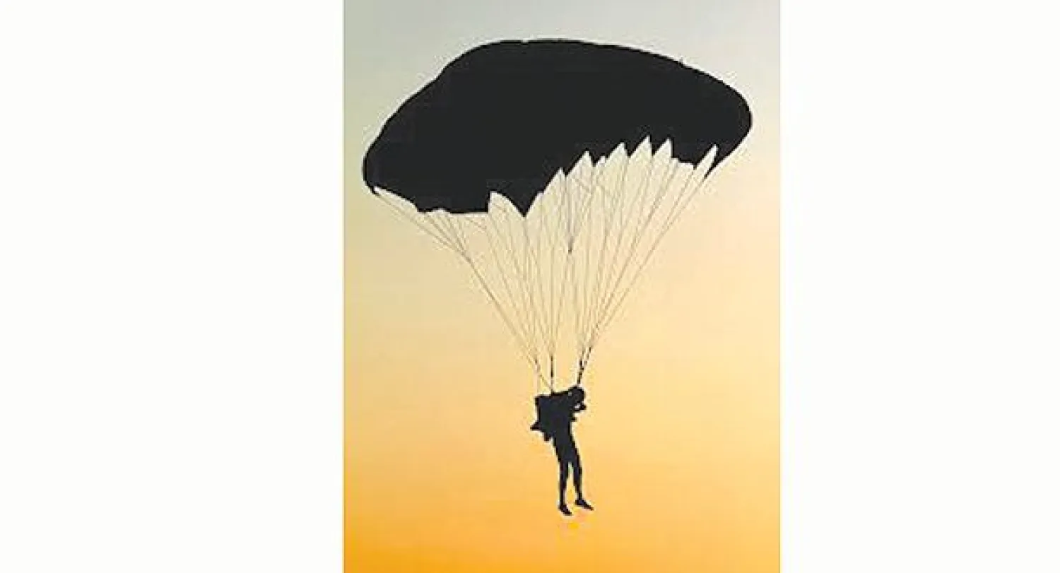 إقبال متزايد على القفز بالمظلات فوق البحر الميت في الأردن