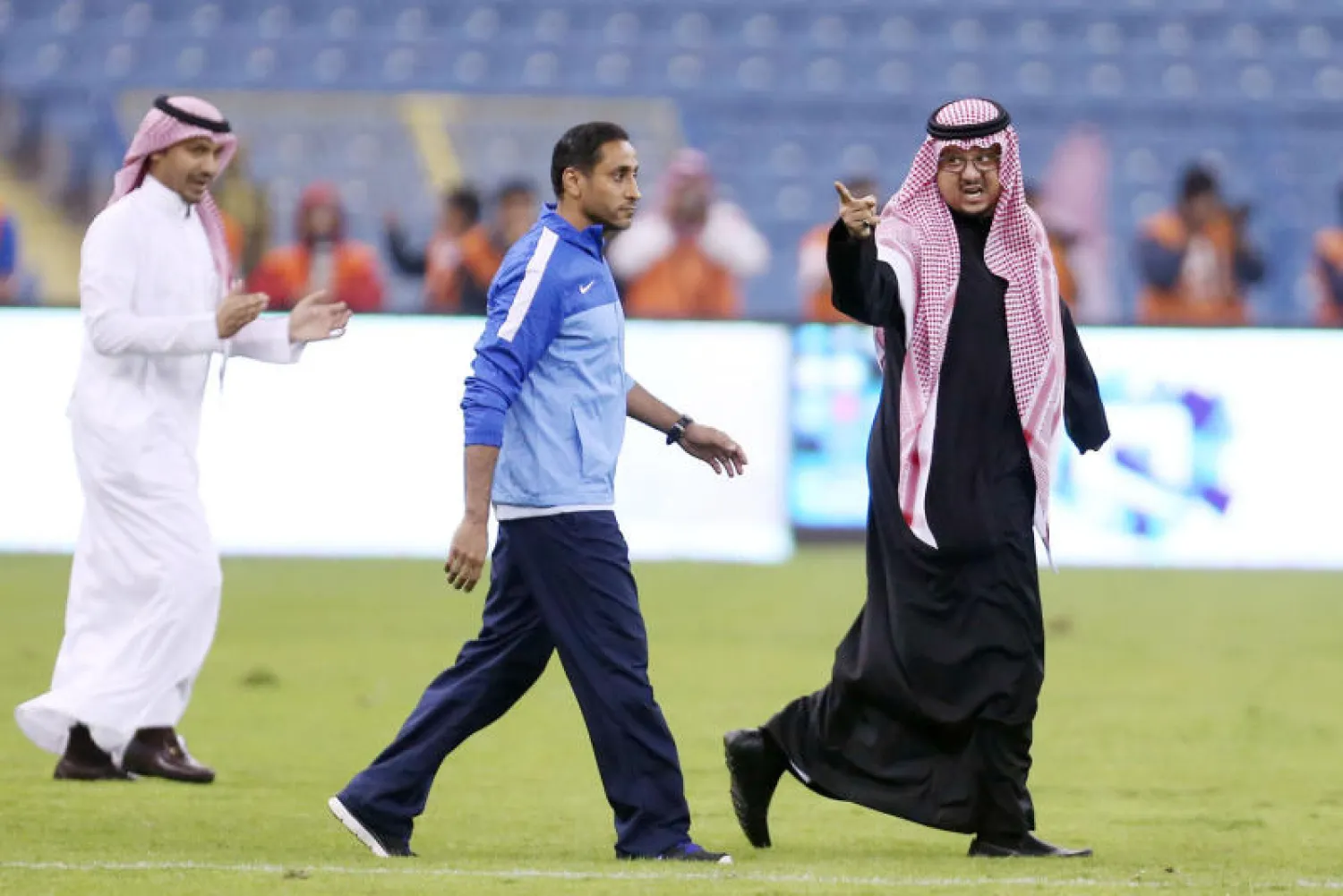الأمير فيصل بن تركي رئيس النصر، وسامي الجابر مدرب الهلال، في طريقهما إلى خارج الملعب (تصوير: عبد العزيز النومان)