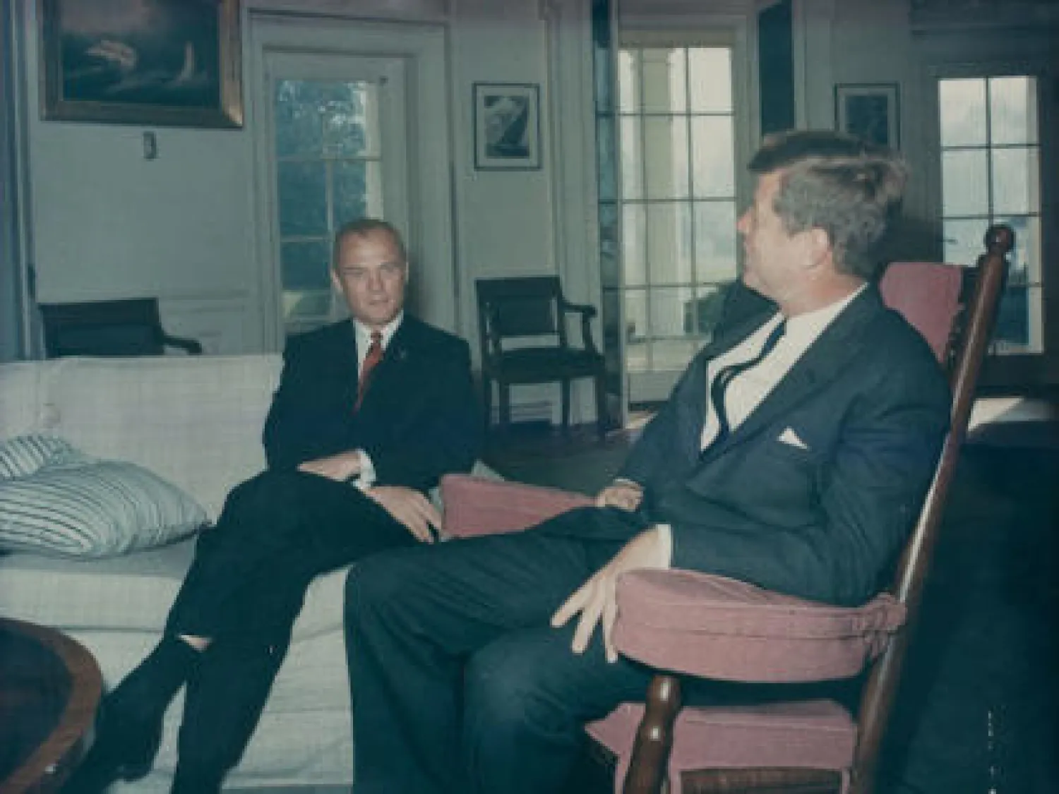 صورة للرئيس الراحل جون كينيدي على الكرسي الهزاز الذي بيع مؤخرا بـ 90 ألف دولار