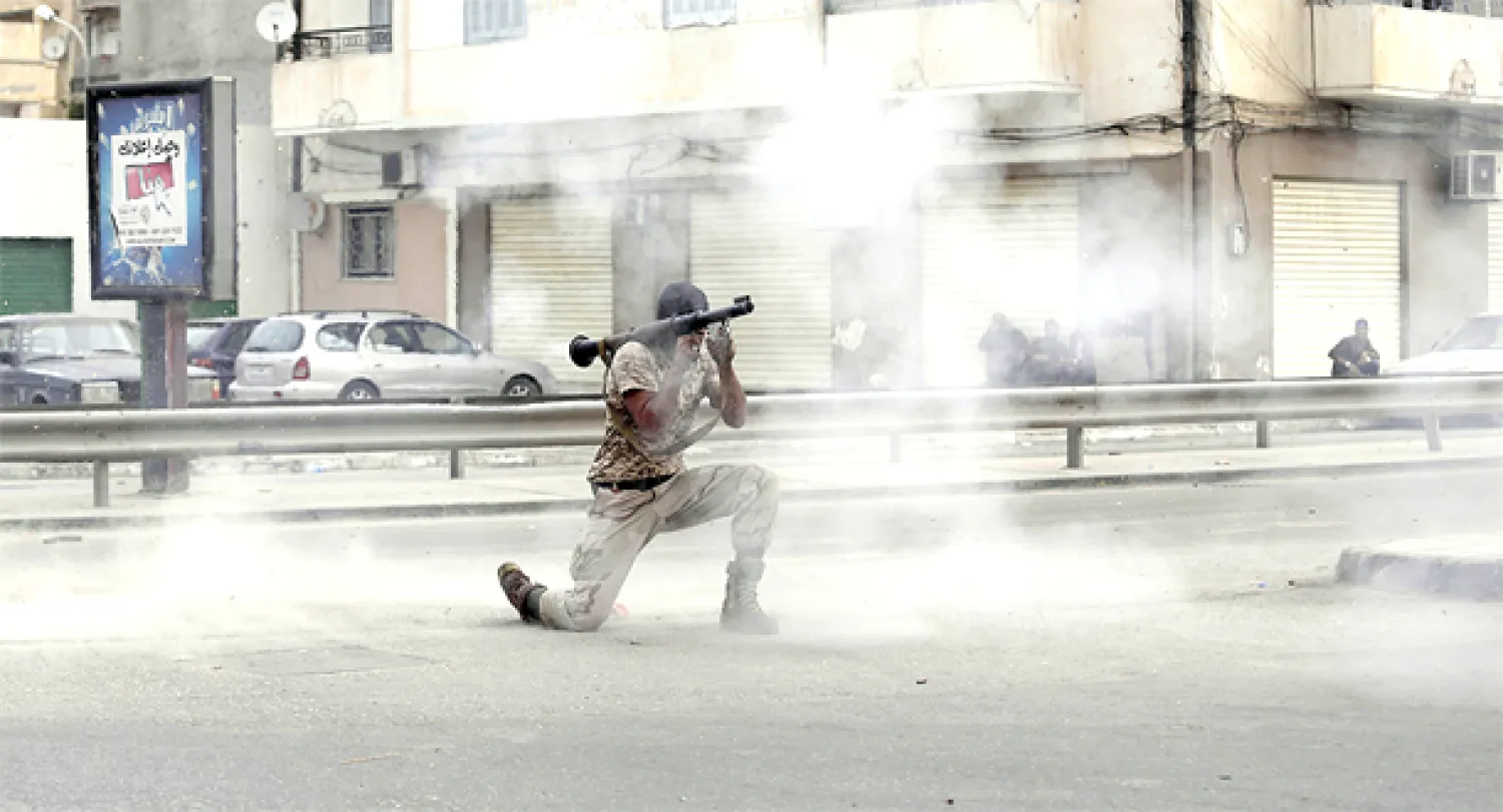 جندي ليبي يطلق قذيفة في مواجهة مع «انصار الشريعة» (رويترز)