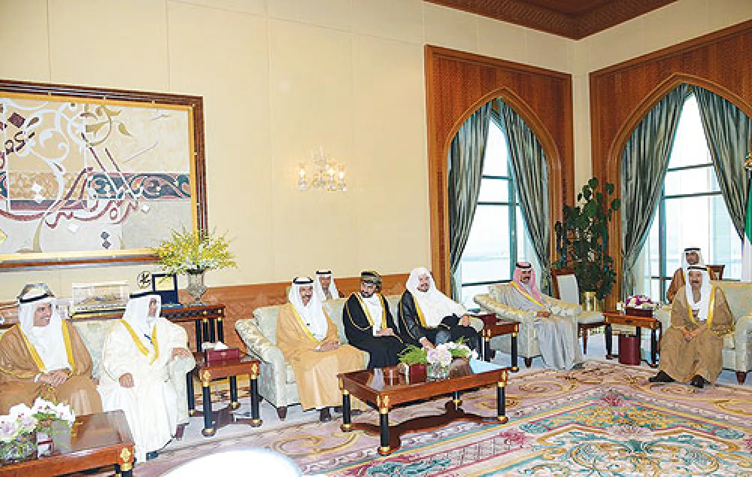 أمير الكويت مستقبلا رؤساء المجالس التشريعية الخليجية في قصر بيان أمس