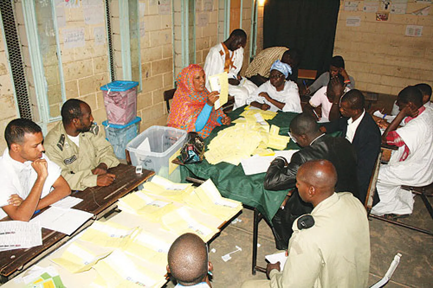 موريتانيون يفرزون اصوات الناخبين في نواكشوط أمس (أ. ف. ب)