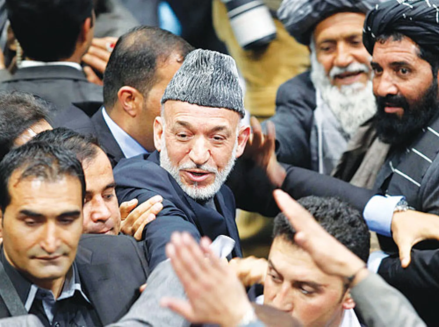 الرئيس الأفغاني حميد كرزاي بين أعضاء اللويا جيرغا خلال اليوم الأخير من اجتماعاتهم في العاصمة كابل أمس (رويترز)