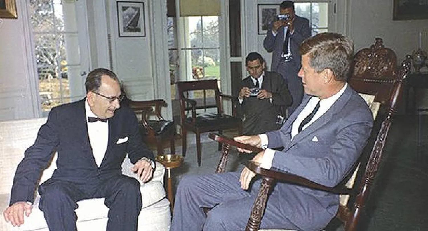 كيندي على كرسيه الخشبي