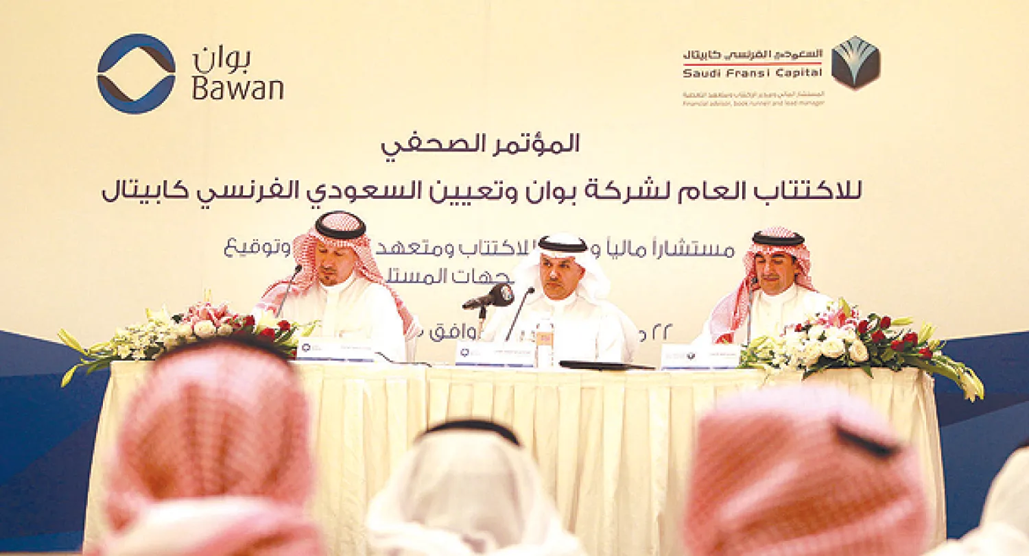 عبد الله الفوزان يتوسط كلا من ياسر الرميان وسليمان أبو لحية خلال المؤتمر الصحافي الذي عقد أمس في الرياض (تصوير: خالد الخميس)