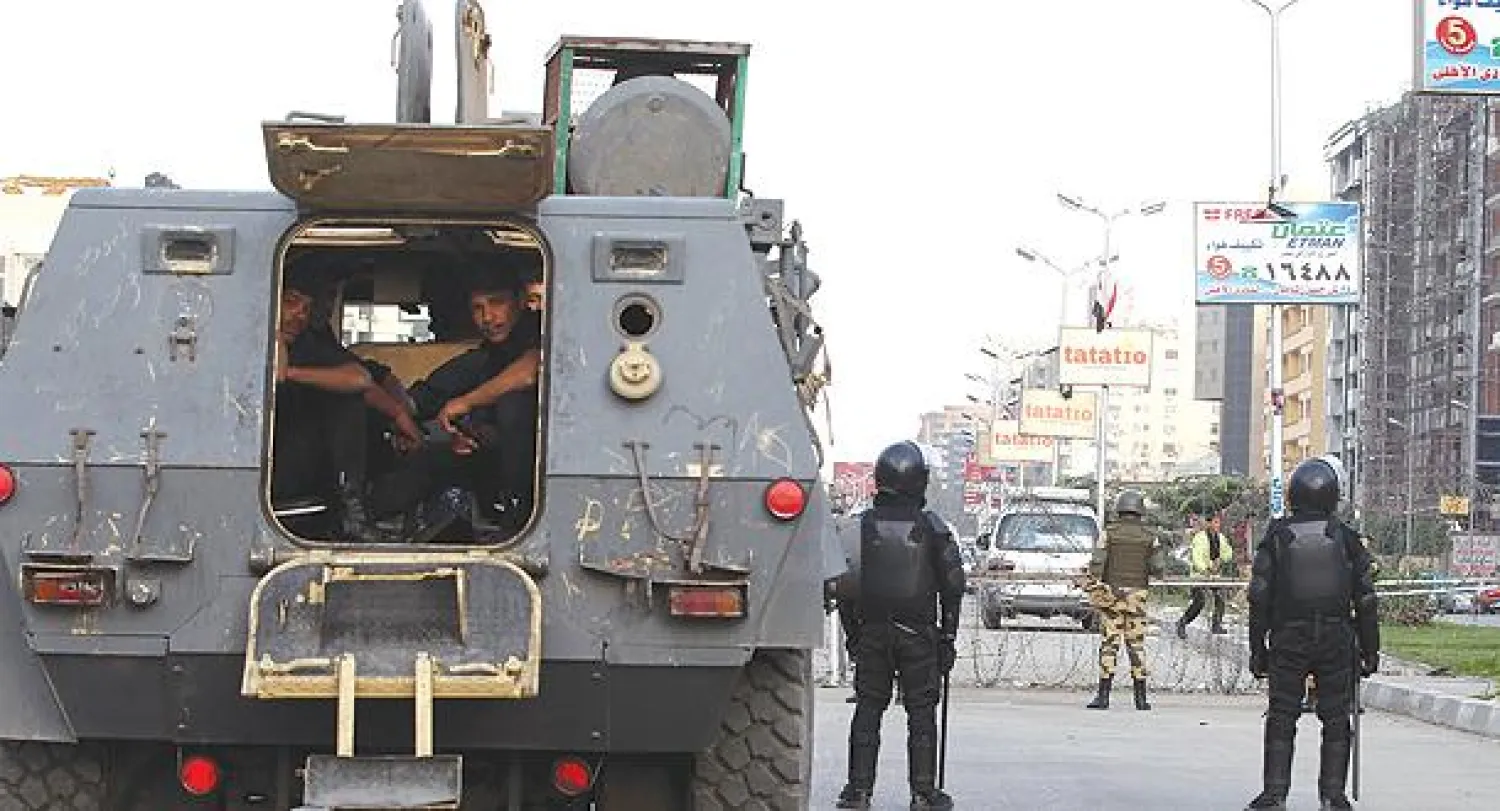 قوات من الشرطة والجيش تغلق شارعا بالقرب من مسجد «رابعة العدوية» تحسبا لمظاهرات أنصار «الإخوان المسلمين» أول من أمس (إ.ب.أ)