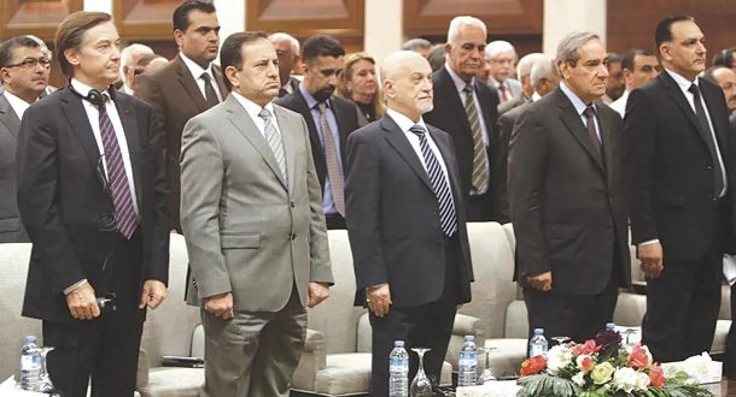 نائب رئيس الوزراء العراقي حسين الشهرستاني والسفير الفرنسي في بغداد  يتوسطان مسؤولين عراقيين وفرنسيين خلال بدء أعمال الملتقى العراقي - الفرنسي أمس (أ.ف.ب)