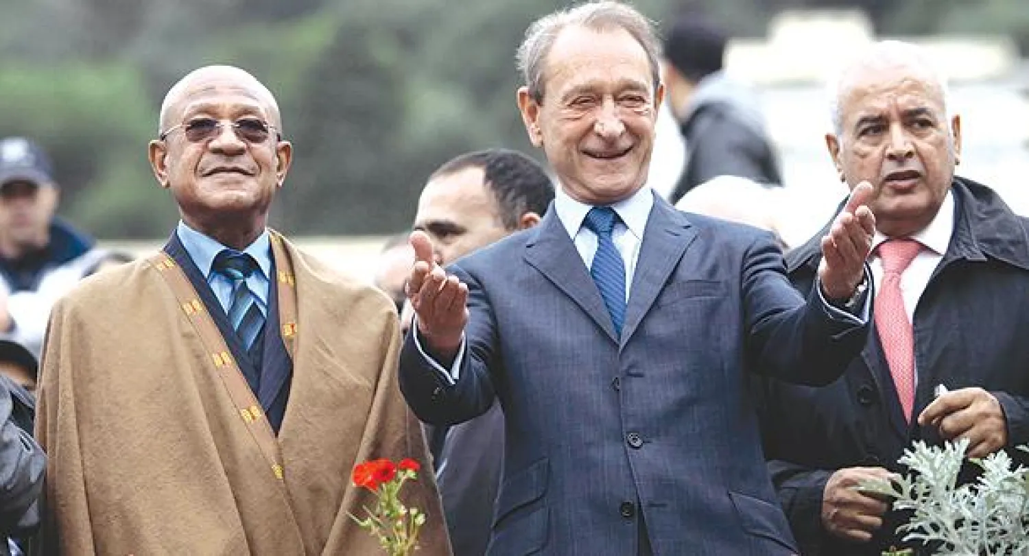 عمدة باريس بيرتراند ديلانو مع عمدة العاصمة الجزائرية عبد القادر زوخ أثناء زيارة الأول إلى الحديقة النباتية في الجزائر أمس (رويترز)