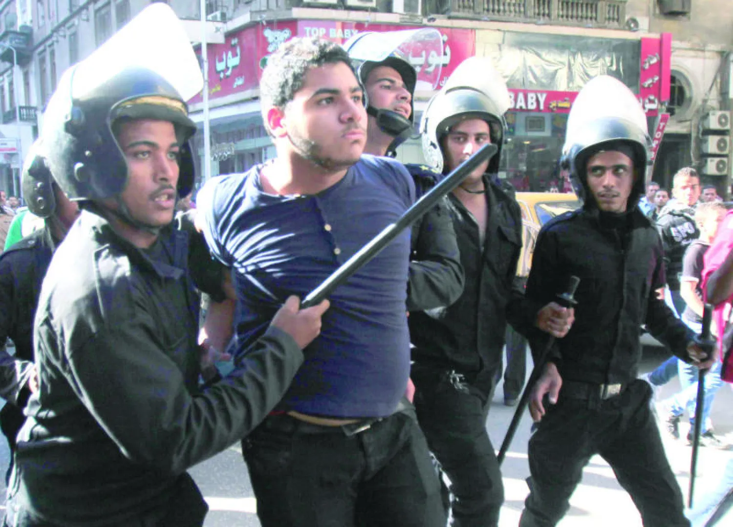 اعتقال ناشطين مصريين اعترضوا على قانون التظاهر والمحاكمات العسكرية