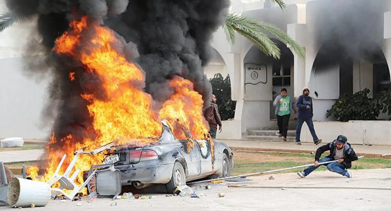 أحد الشبان الليبيين أثناء محاولة إنقاذ القطة