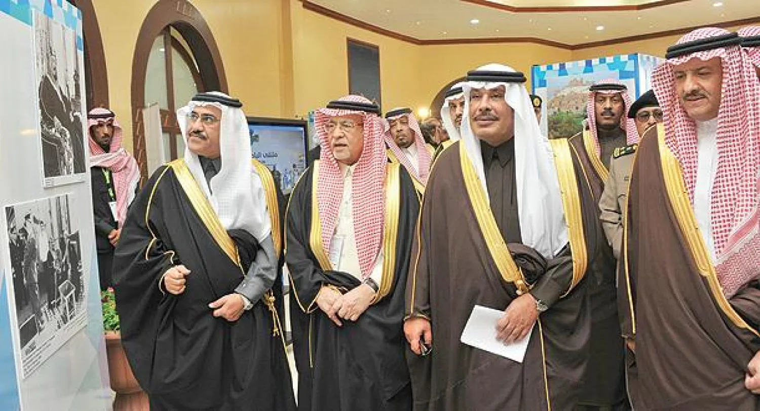 أمير منطقة الباحة يستمع إلى شرح لإحدى صور المعرض المصاحب لملتقى الباحة الإعلامي الذي افتتحه أمس..  وفي الصورة الأمير سلطان بن سلمان رئيس الهيئة العامة للسياحة والآثار والدكتور عبد العزيز خوجه وزير الثقافة والإعلام