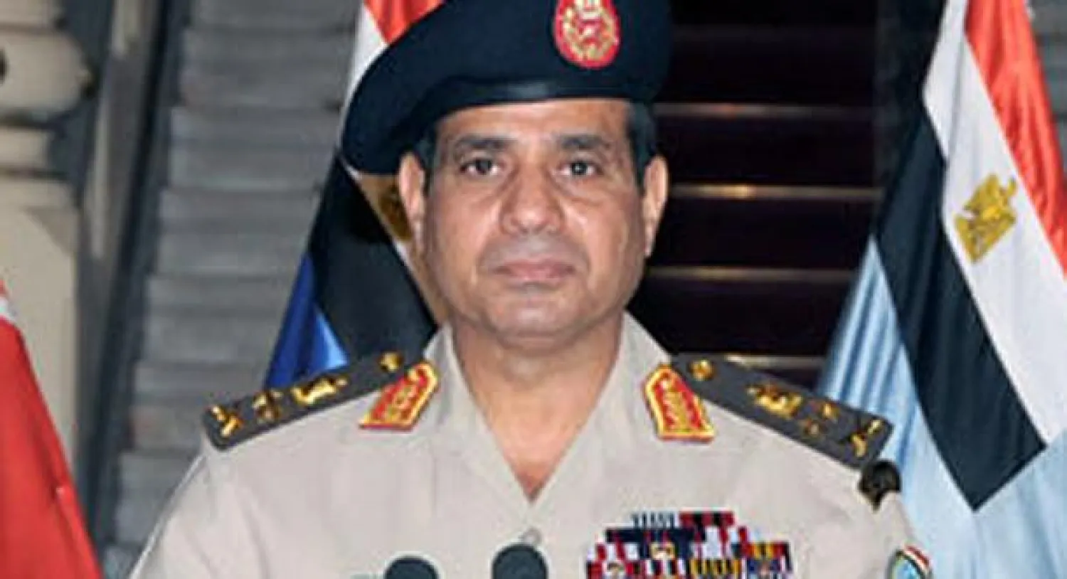 السيسي يتعهد بتصدي الجيش لمن يحاول رفع السلاح ضد القوات المسلحة والشرطة