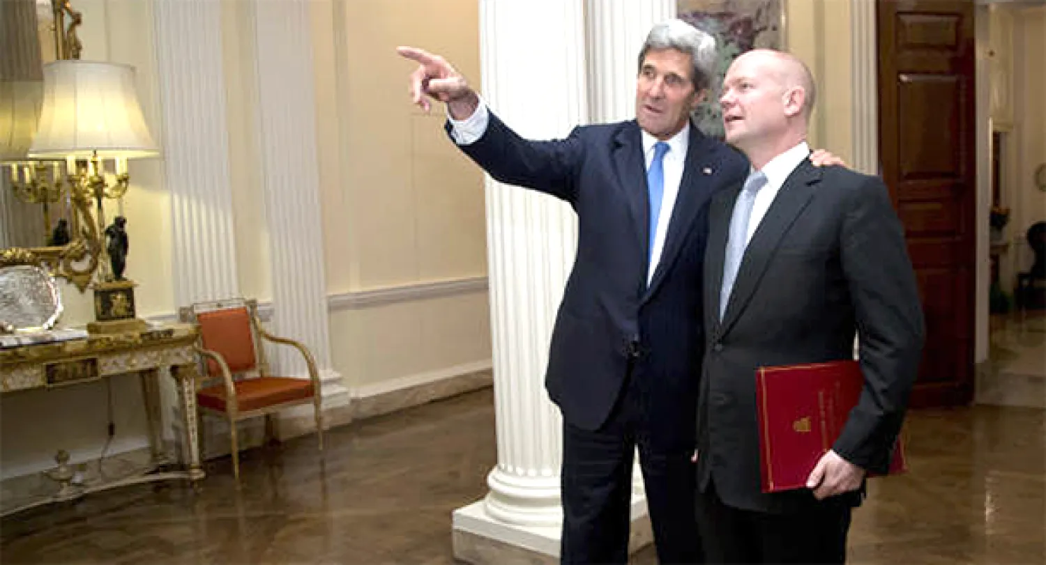 وزير الخارجية الأميركي جون كيري يستقبل نظيره البريطاني وليام هيغ في منزل السفير الأميركي لدى بريطانيا وينفيلد هاوس، مساء الأحد (أ.ب)