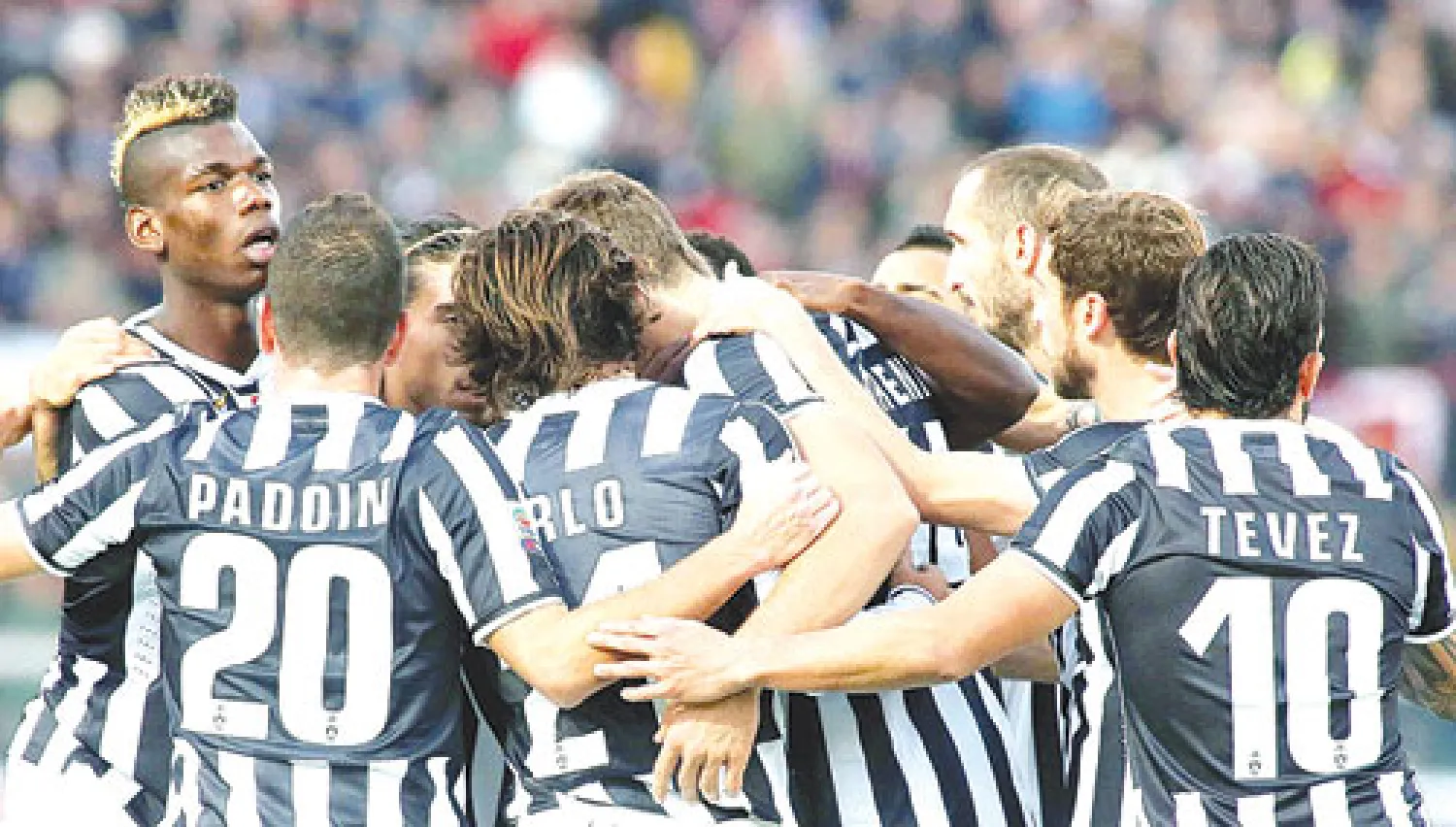 لاعبو اليوفي يحتفلون بأحد أهدافهم في مرمى ليفورنو (إ.ب.أ)