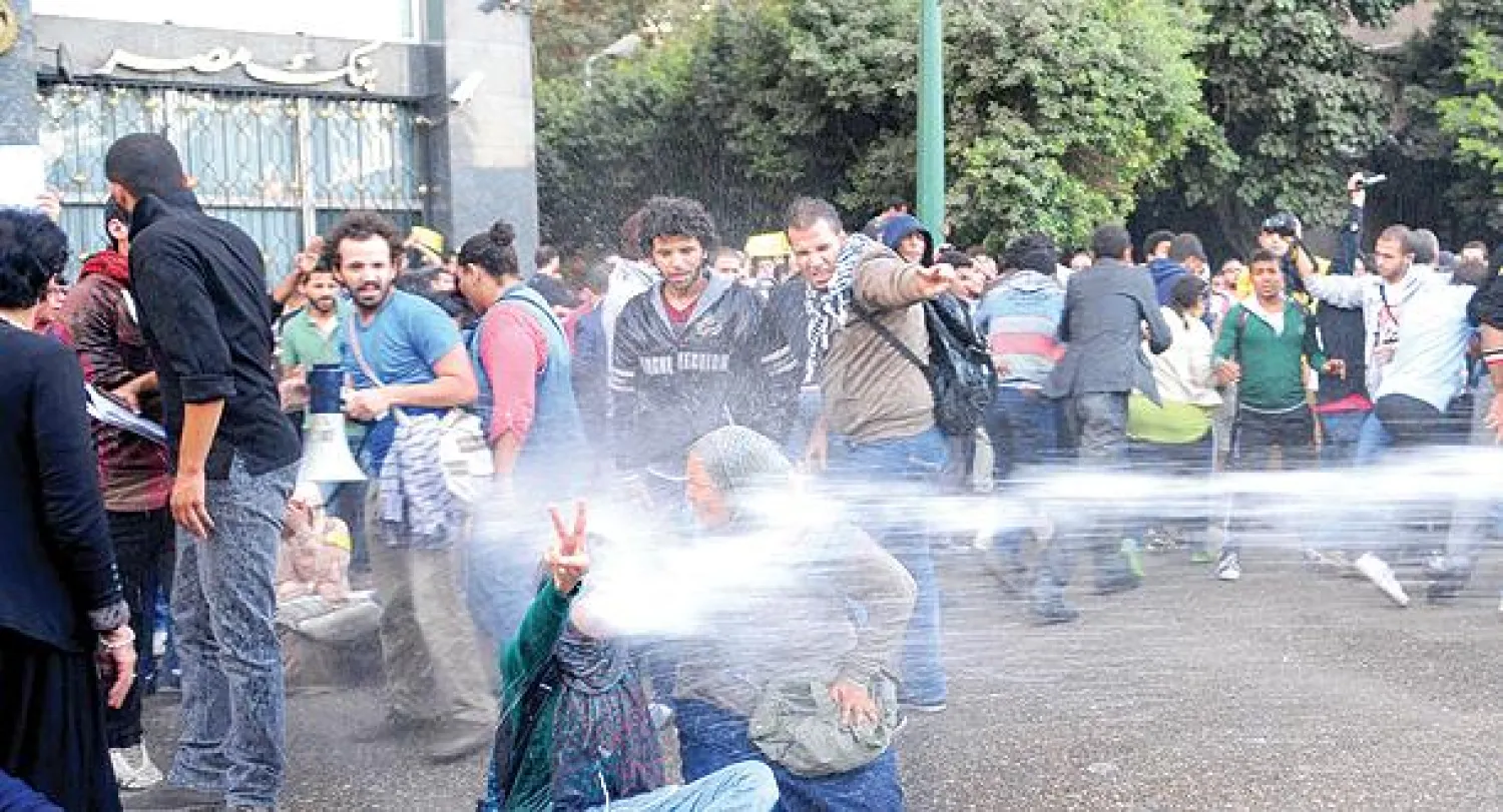 قوات الأمن تعاملت مع تظاهرات لناشطين أمس وسط القاهرة بمدافع المياه والهراوات واعتقلت بعضهم (أ.ب) ( إ.ب.أ) (رويترز)