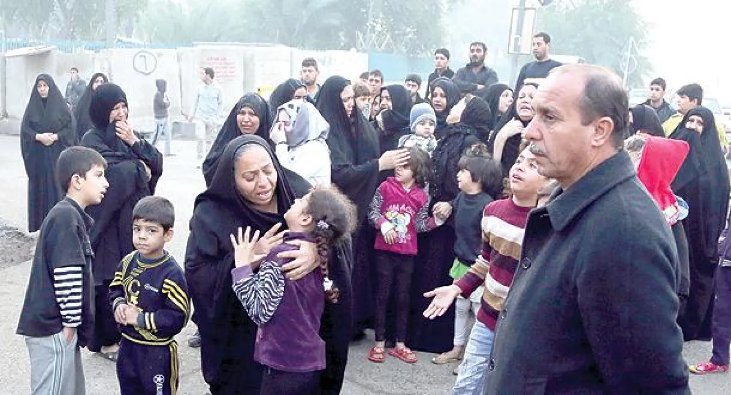 أهالي منطقة الصدرية (وسط بغداد) يشيعون ضحاياهم الذين قضوا في تفجيرات إرهابية أول من أمس (أ.ب)