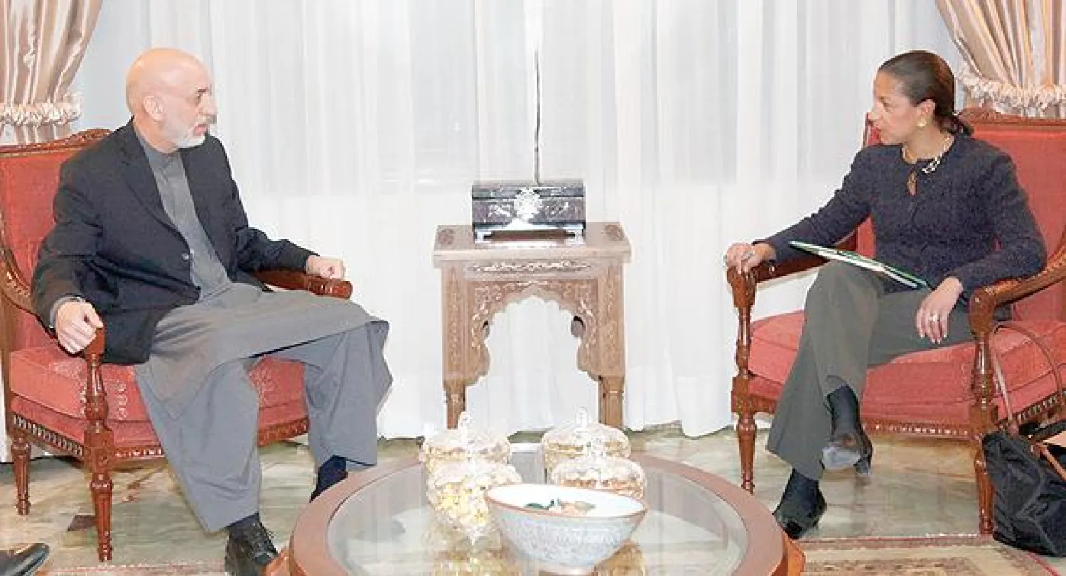 كرزاي أثناء اجتماعه مع سوزان رايس في كابل مساء أول من أمس (رويترز)