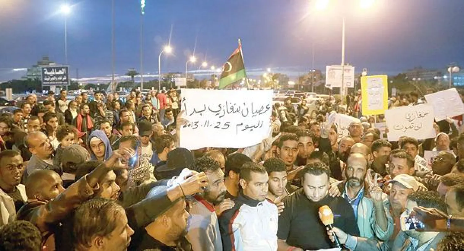 ليبيون يتظاهرون في بنغازي الليلة قبل الماضية (إ.ب.أ)