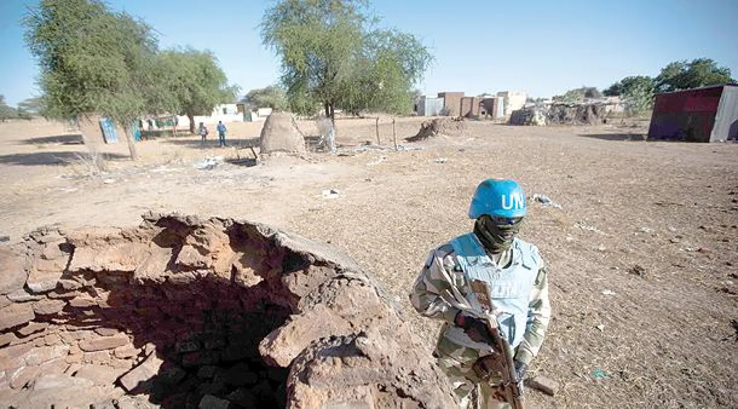 أحد جنود قوات حفظ السلام في دارفور في دورية حراسة بالاقليم المضطرب (أ.ب)