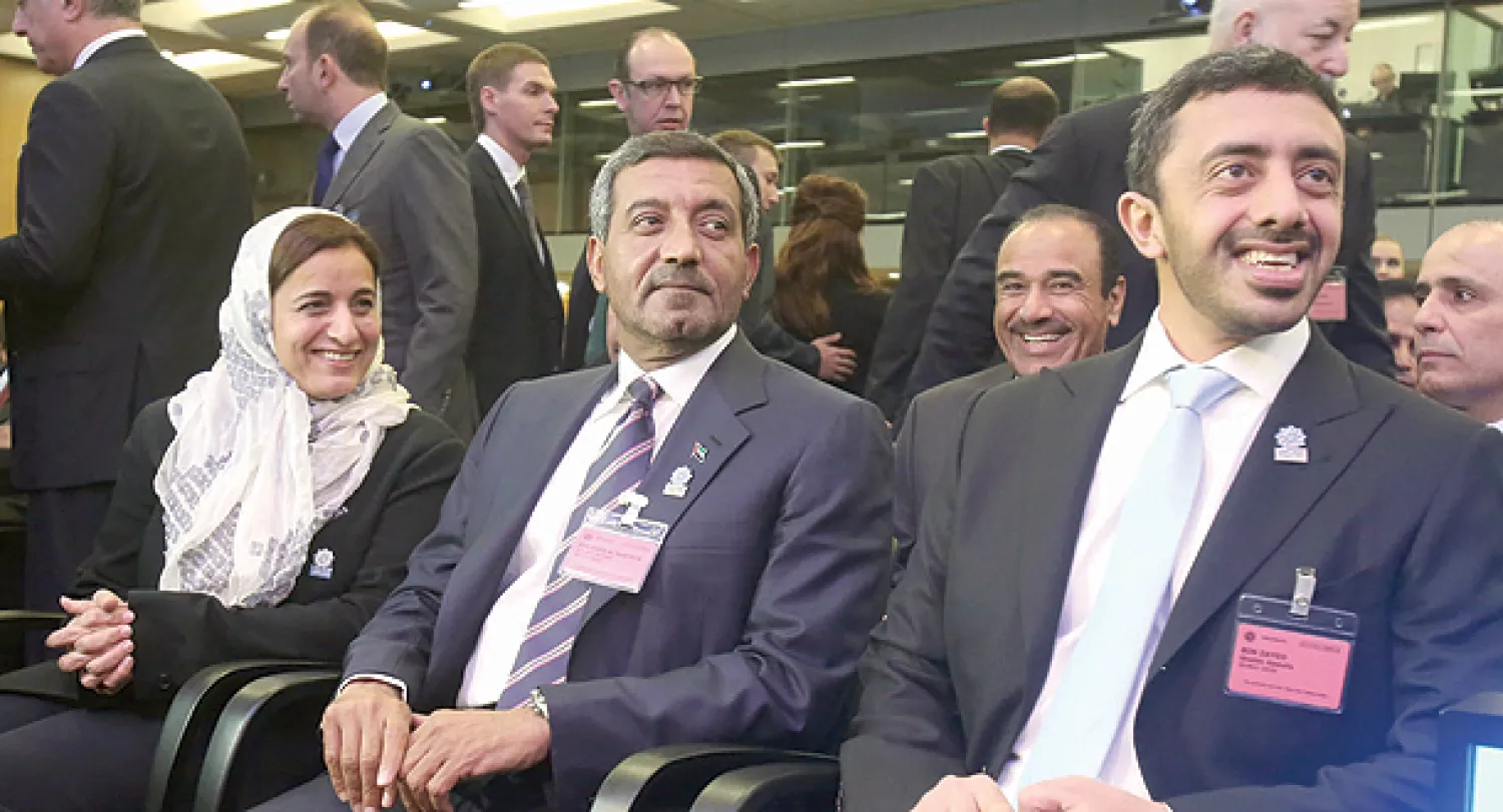 عبد الله بن زايد آل نهيان وزير خارجية الإمارات والشيخ أحمد بن سعيد آل مكتوم ولبنى خالد القاسمي وزيرة التنمية والتعاون الدولي وأجواء فرحة بفوز دبي بشرف تنظيم «إكسبو 2020» (أ.ب)