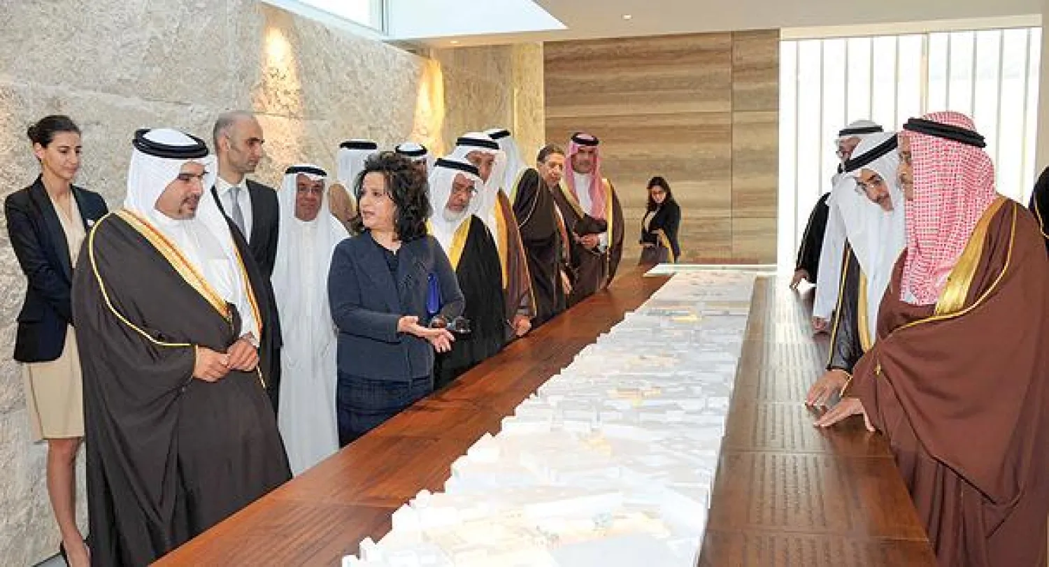 الأمير سلمان بن حمد آل خليفة، ولي العهد البحريني، أثناء تدشينه مركز معلومات قلعة أبو ماهر، وتبدو  في الصورة وزيرة الثقافة مي بنت محمد آل خليفة وهي تشرح تفاصيل المشروع («الشرق الأوسط»)