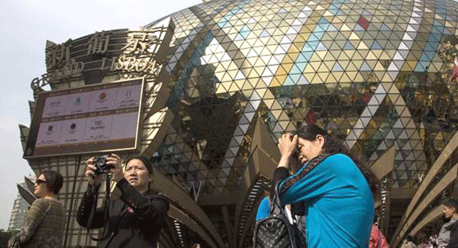 انتعاش السياحة في الصين واكتظاظ ساحاتها العامة بالسياح هذه اللقطة في ماكاو