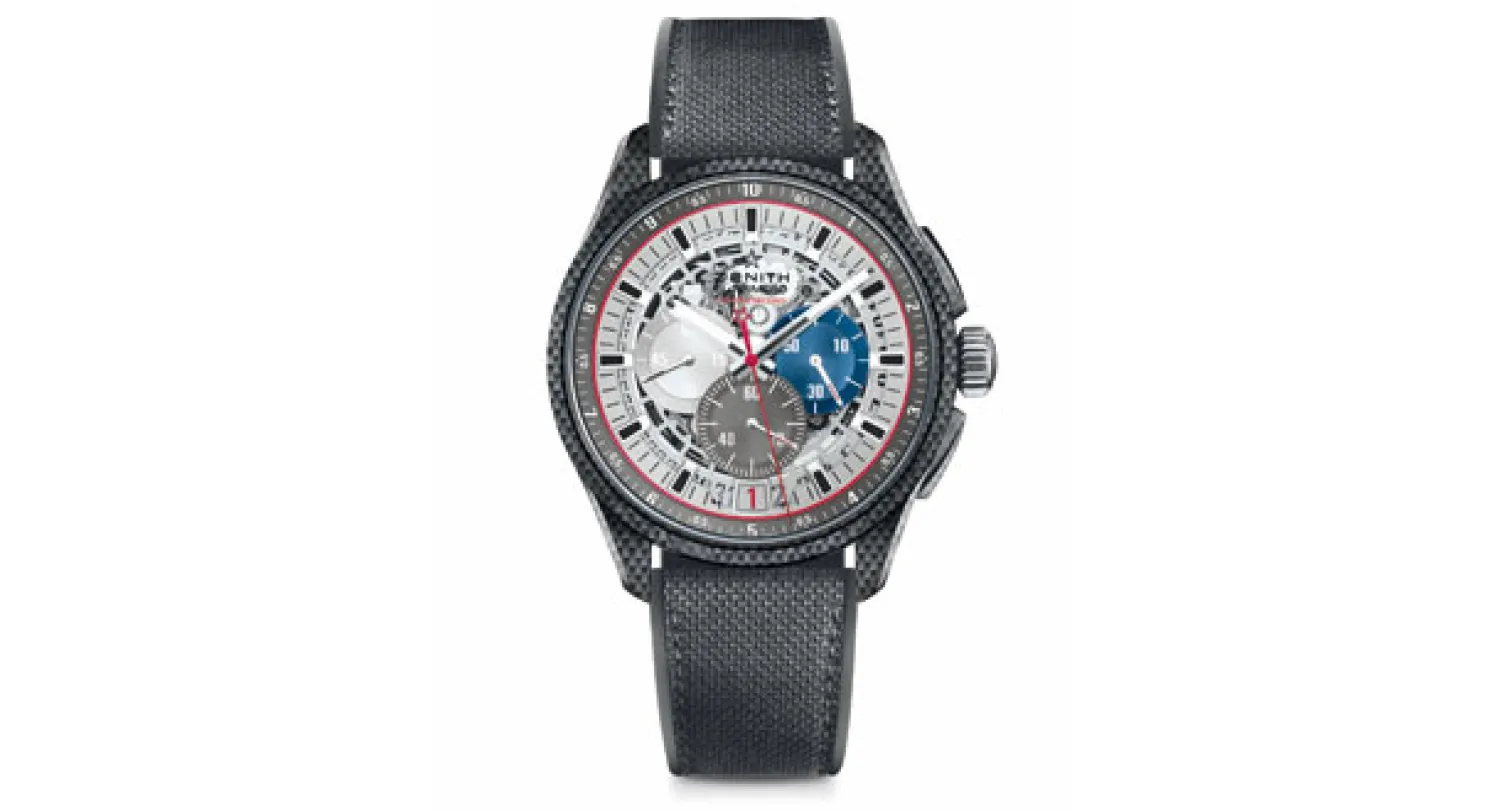 ساعة «El Primero Striking 10th» من «زينيث»، تعمل بآلية كرنوغراف وبواسطة حركة من التيتانيوم والسليكون تنبض داخل علبة من الكربون يصل قطرها إلى 45 ملم، ومع ذلك خفيفة على المعصم بفضل هيكلها الداخلي مصنوع من الألمنيوم الخزفي، وهي مادة خفيفة ومتينة في آن واحد. أما سوارها، فمن المطاط الأسود المغلف بمادة «نومكس» المقاومة للاشتعال