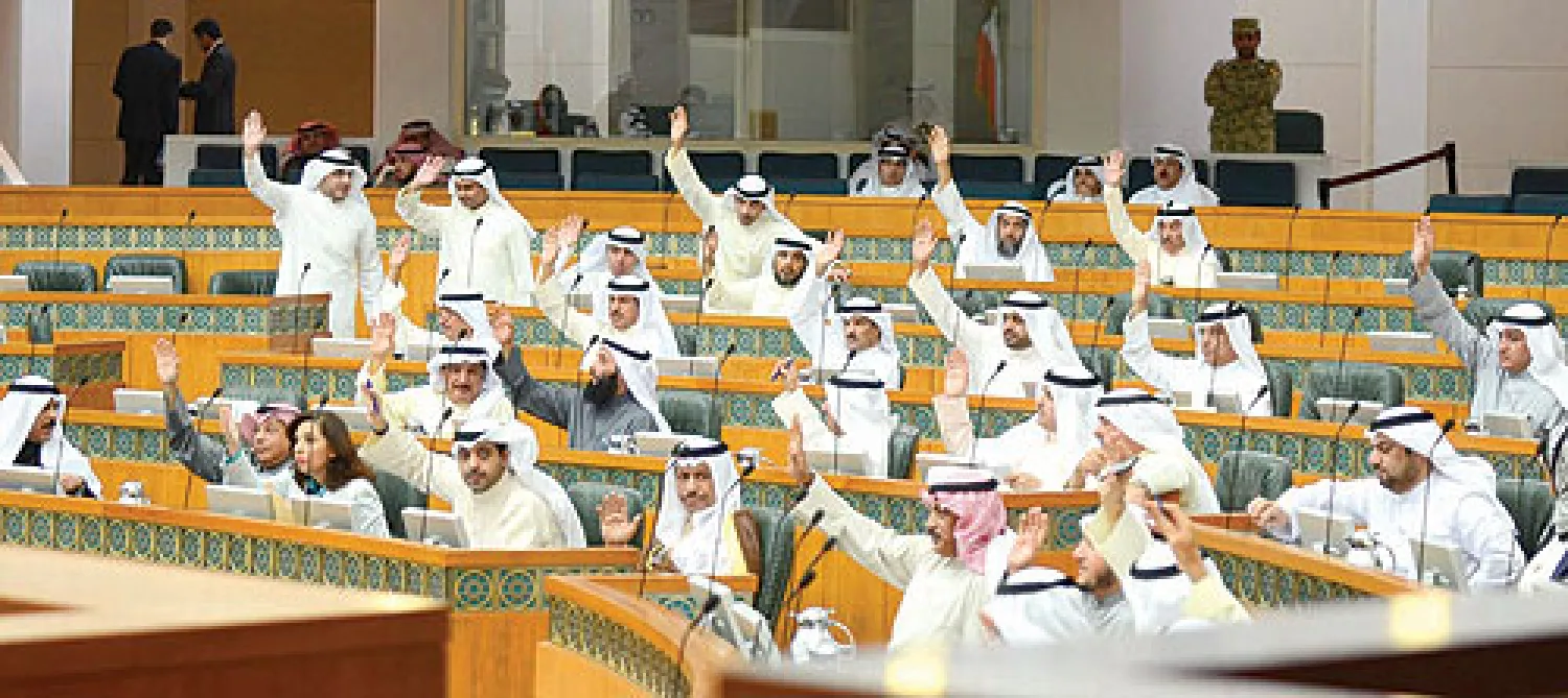 نواب البرلمان يصوتون على دمج استجوابي رئيس الحكومة أمس (كونا)