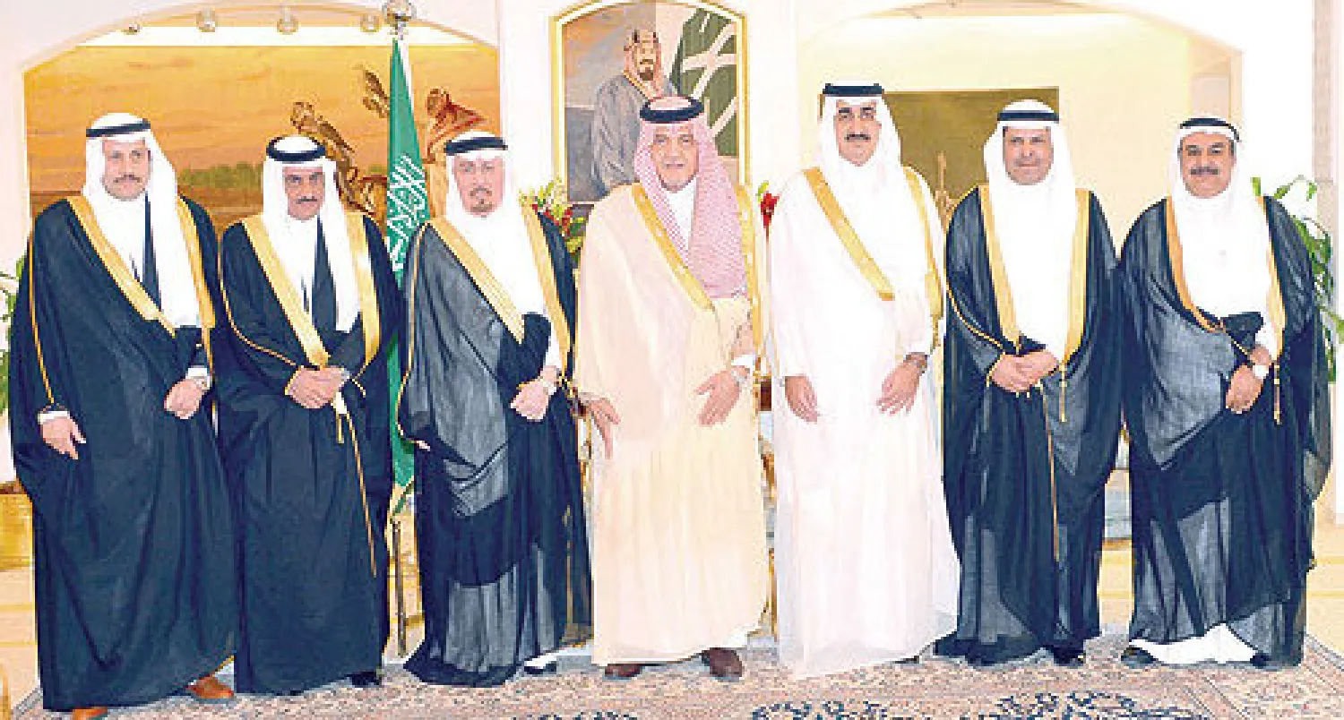 الأمير سعود الفيصل يتوسط سفراء السعودية الجدد الذين التقاهم أمس نيابة عن خادم الحرمين حيث أدوا القسم أمامه (واس)