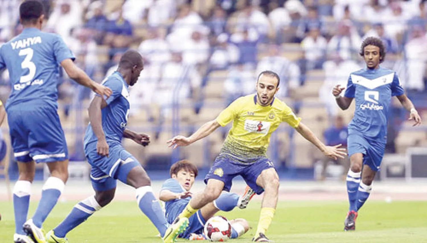 محمد السهلاوي صاحب هدفي الفوز في الديربي محاطا بأربعة لاعبين من الهلال (تصوير: عبد العزيز النومان)