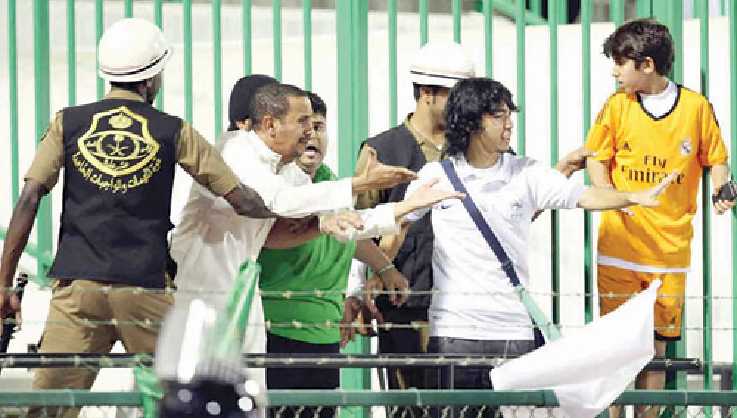 جماهير أهلاوية تحتج على حكم مباراة الفريق أمام التعاون والتي خسرها 2/1