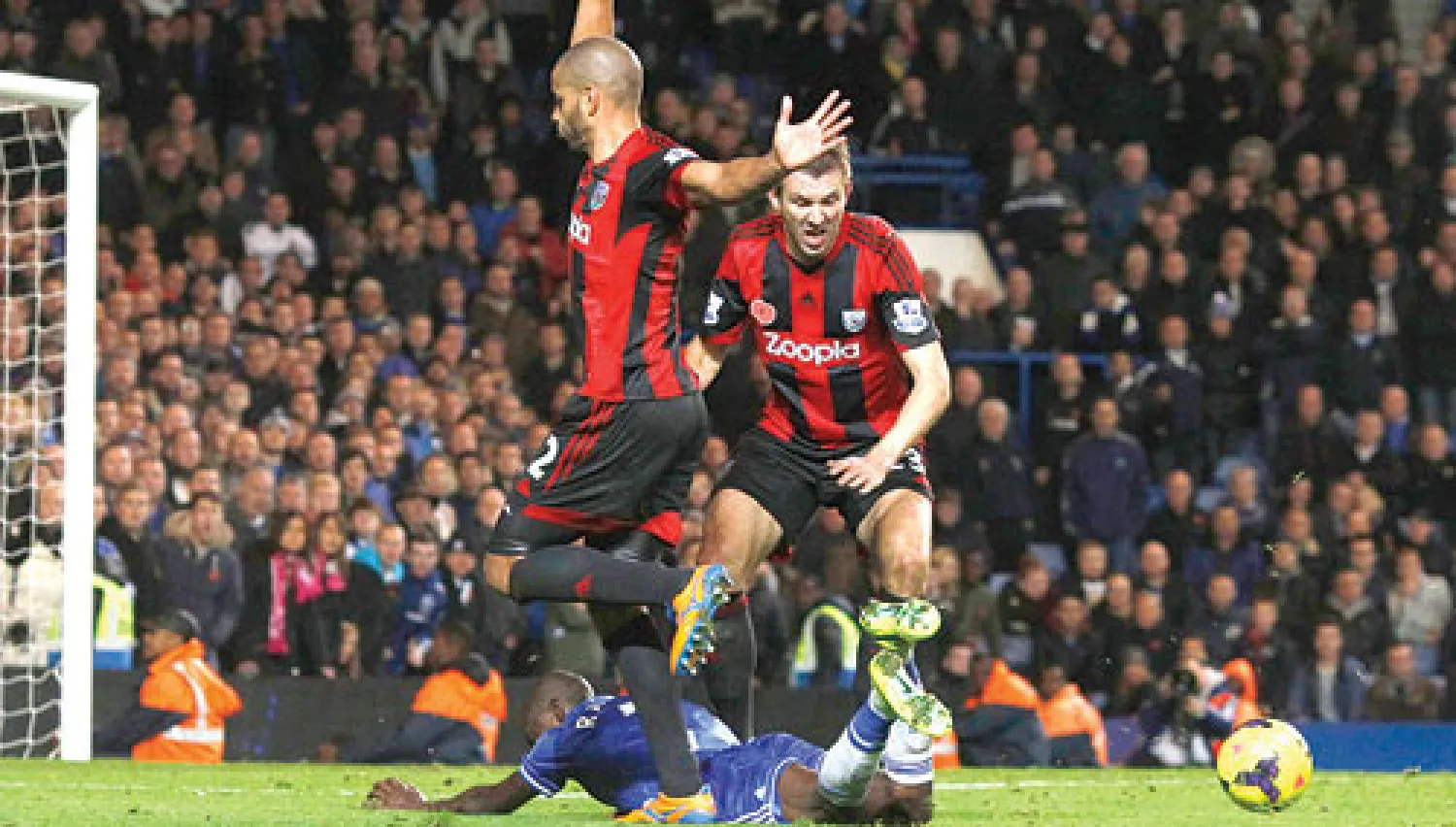 راميريز لاعب نادي تشيلسي على الأرض ادعى العرقلة وفاز بركلة جزاء خلال مباراة فريقه ضد وست بروميتش