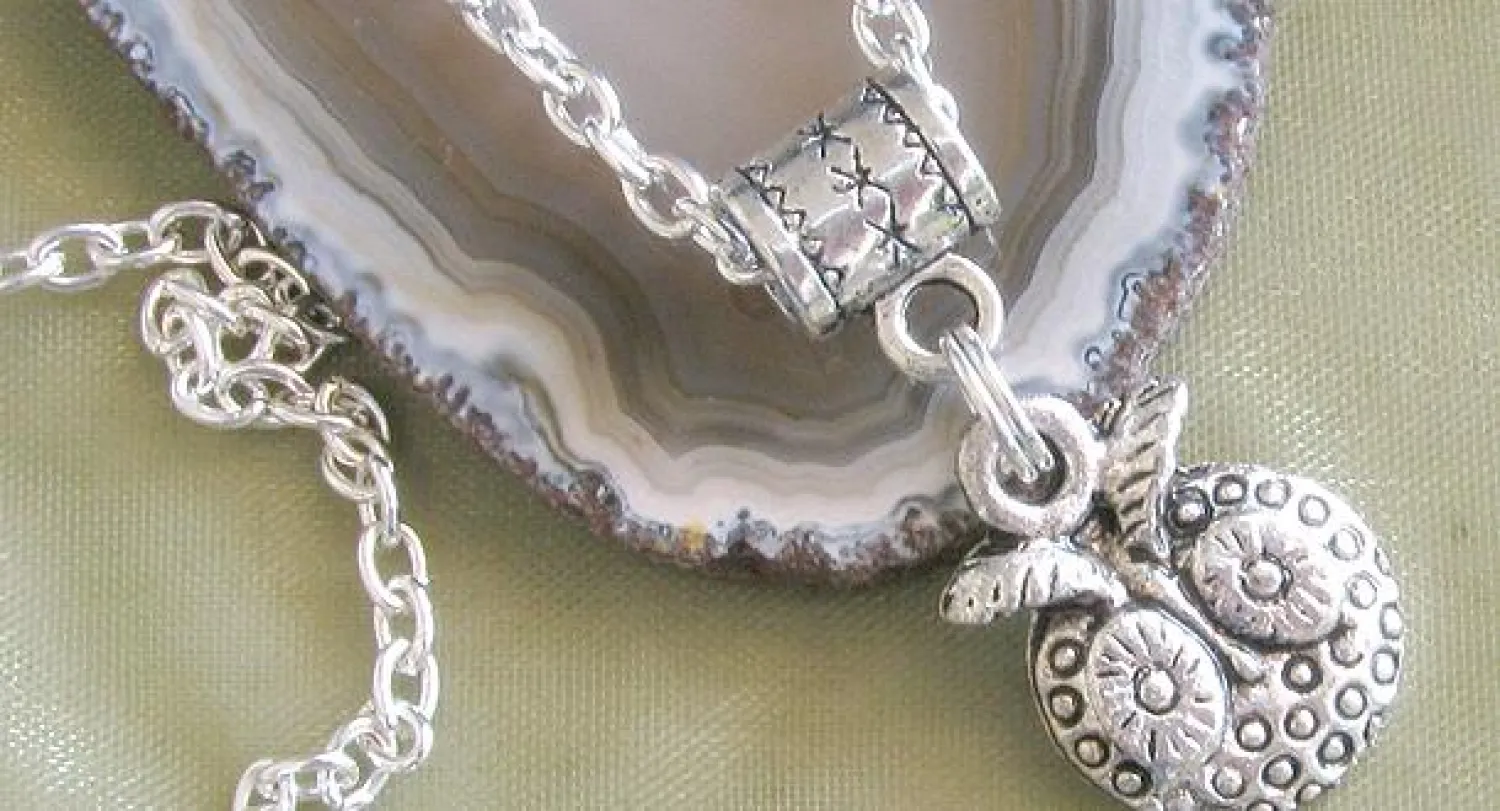 صورة بومة في سلسلة من الفضة («الشرق الأوسط»)