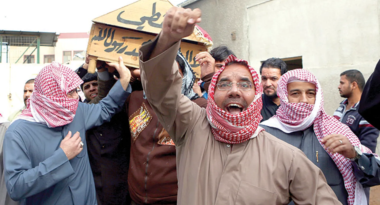 بعض أبناء عشيرة الغانم يشيعون أمس جثمان شيخهم عدنان الغانم الذي قتله مجهولون بعد شهر من اختطافه في البصرة (أ.ب)