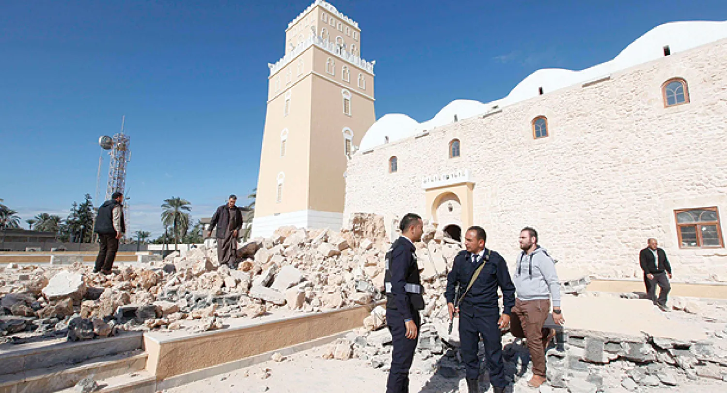 عناصر من الأمن الليبي تتفقد ضريح مراد أغا في مدينة بنغازي الذي تعرض لعملية تفجير فجر أمس على أيدي مجهولين (رويترز)