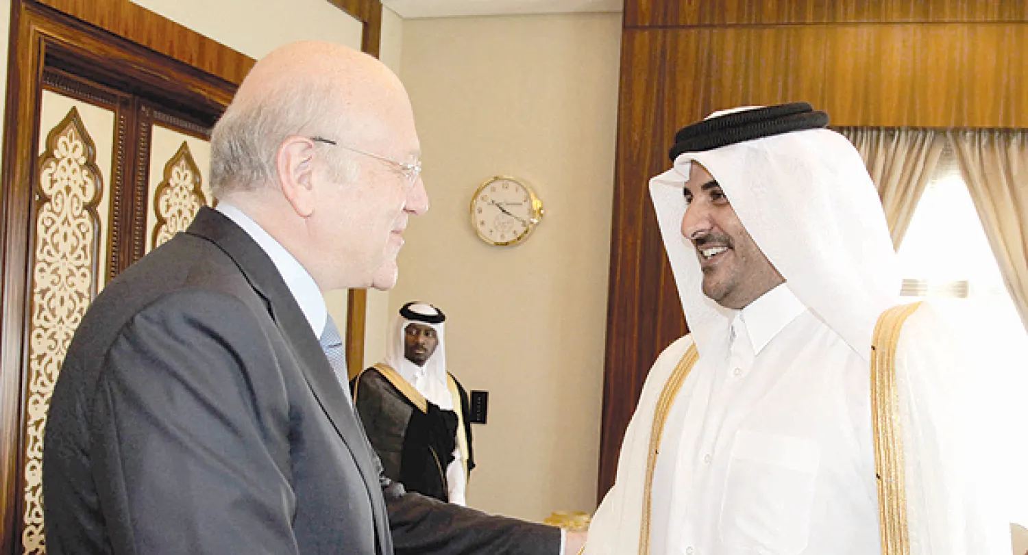 أمير قطر الشيخ تميم بن حمد آل ثاني لدى استقباله رئيس حكومة تصريف الأعمال اللبناني نجيب ميقاتي في الدوحة أمس (تصوير: دالاتي ونهرا)