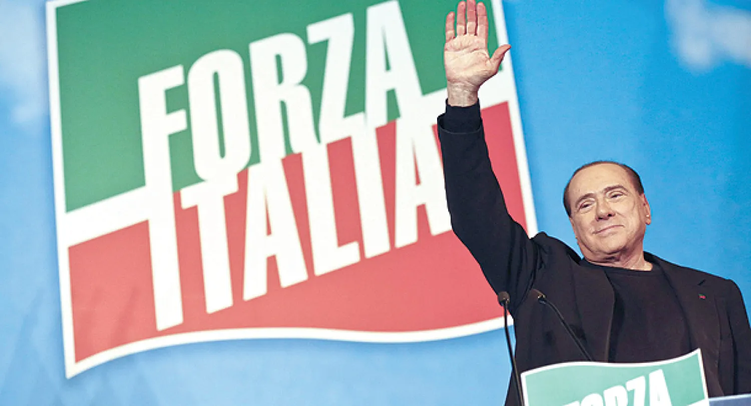 برلسكوني يحيي حشداً من أنصاره أمام مقر إقامته في روما قبيل التصويت على طرده من مجلس الشيوخ أمس (إ.ب.أ)