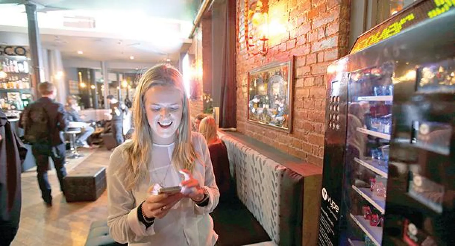 افتتح في لندن وبشكل مؤقت ما أطلق عليه أول مقهى حيث تباع السجائر الإلكترونية في العالم(أ.ب)