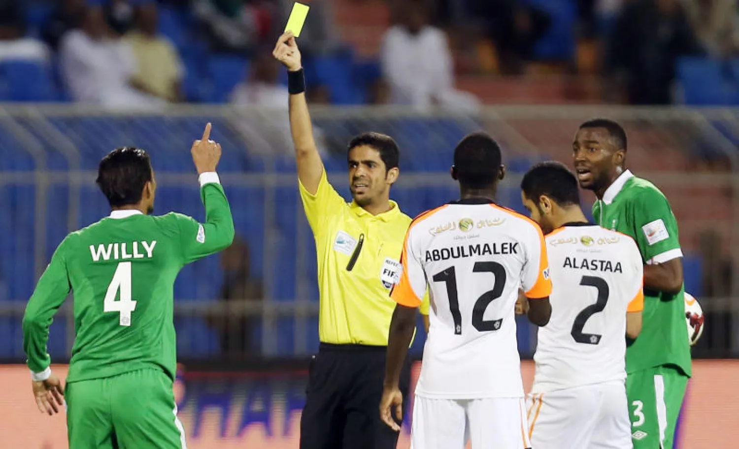 حكم المباراة الهذلول أشهر 7 بطاقات صفراء بسبب الأداء الخشن من لاعبي الفريقين (تصوير: عبد العزيز النومان)