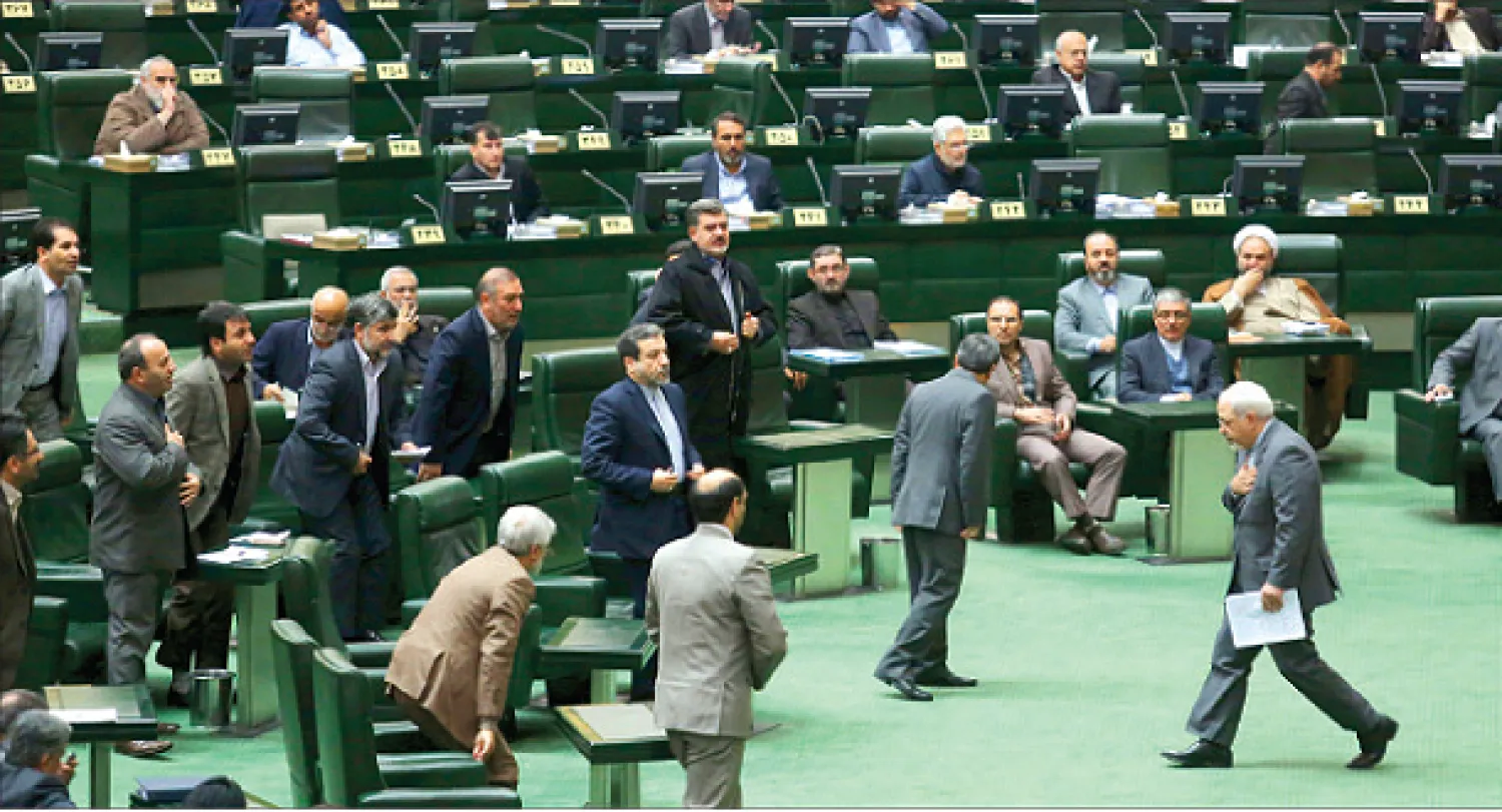 وزير الخارجية الإيراني محمد جواد ظريف (يمين الصورة) لدى وصوله أمس إلى البرلمان للدفاع عن الاتفاقية النووية مع دول (5+1) (أ.ب)