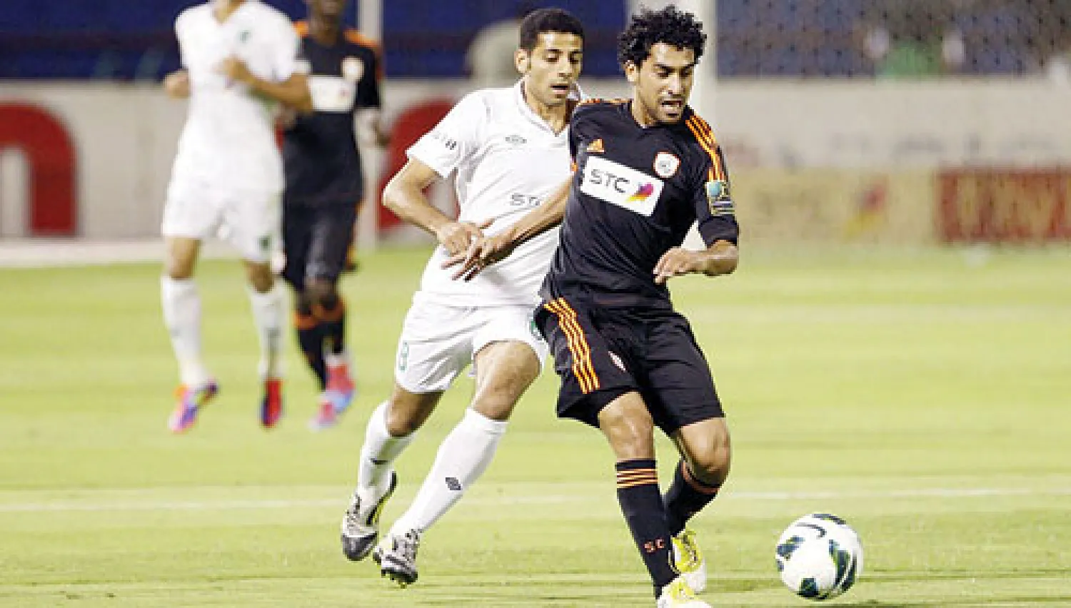 جانب من مباراة سابقة للشباب والأهلي