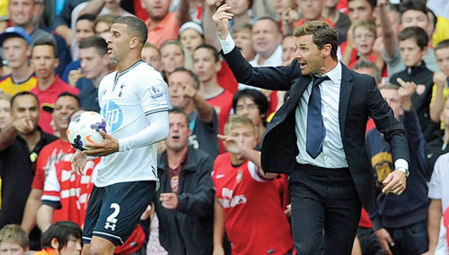 مستقبل فيلاش بواس (يمين) مع توتنهام على صفيح ساخن (إ.ب.أ)